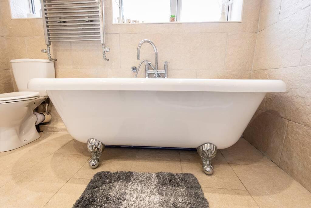 Windsor House 3 Bedrooms Sleeps 8 맨체스터 외부 사진